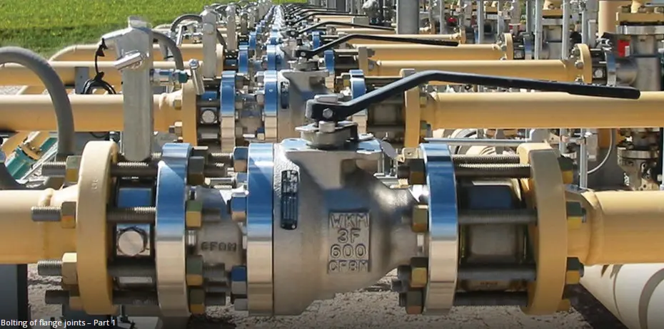 Śruba czy&nbsp;pręt gwintowany w&nbsp;połączeniu kołnierzowym